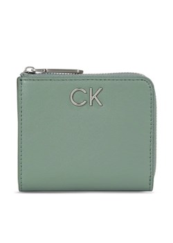 Calvin Klein Portfel damski Re-Lock Za Wallet Sm K60K611097 Zielony ze sklepu MODIVO w kategorii Portfele damskie - zdjęcie 168490143