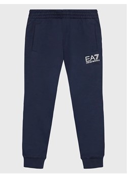 EA7 Emporio Armani Spodnie dresowe 8NBP51 BJ05Z 1554 Granatowy Regular Fit ze sklepu MODIVO w kategorii Spodnie chłopięce - zdjęcie 168495820