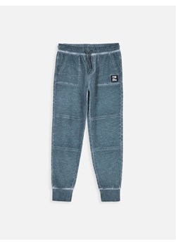 Coccodrillo Joggery ZC3120102GBJ Szary Regular Fit ze sklepu MODIVO w kategorii Spodnie chłopięce - zdjęcie 168504710