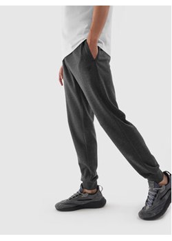 4F Spodnie dresowe 4FAW23TTROM451 Szary Regular Fit ze sklepu MODIVO w kategorii Spodnie męskie - zdjęcie 168505372