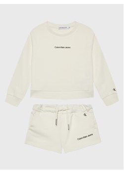Calvin Klein Jeans Komplet dziecięcy Logo IG0IG01515 Écru Regular Fit ze sklepu MODIVO w kategorii Dresy dziewczęce - zdjęcie 168507454