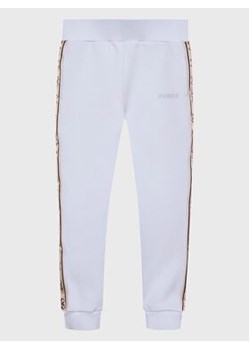 Guess Spodnie dresowe J2YQ27 KB3P2 Fioletowy Regular Fit ze sklepu MODIVO w kategorii Spodnie dziewczęce - zdjęcie 168508782
