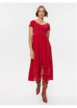 Guess Sukienka codzienna Tiana W3BK68 WE6D2 Czerwony Regular Fit ze sklepu MODIVO w kategorii Sukienki - zdjęcie 168509800