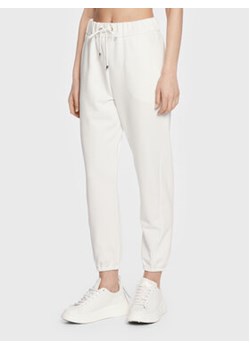Max Mara Leisure Spodnie dresowe Neottia 23378106 Biały Regular Fit ze sklepu MODIVO w kategorii Spodnie damskie - zdjęcie 168513043