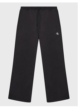 Calvin Klein Jeans Spodnie dresowe J20J220828 Czarny Regular Fit ze sklepu MODIVO w kategorii Spodnie damskie - zdjęcie 168513113