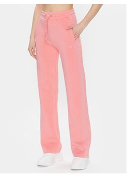 Guess Spodnie dresowe Brenda V3RB21 K7UW2 Różowy Regular Fit ze sklepu MODIVO w kategorii Spodnie damskie - zdjęcie 168514502