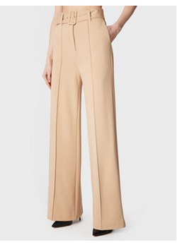 Guess Spodnie materiałowe W3RB18 KBJP2 Beżowy Regular Fit ze sklepu MODIVO w kategorii Spodnie damskie - zdjęcie 168514781