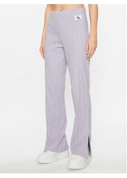 Calvin Klein Jeans Spodnie materiałowe J20J221597 Fioletowy Regular Fit ze sklepu MODIVO w kategorii Spodnie damskie - zdjęcie 168515480