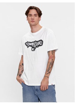Tommy Jeans T-Shirt Spray DM0DM18272 Biały Regular Fit ze sklepu MODIVO w kategorii T-shirty męskie - zdjęcie 168515852