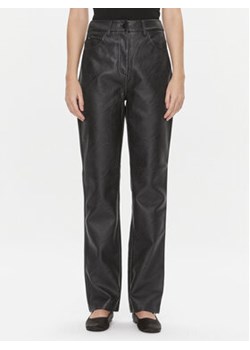 Calvin Klein Jeans Spodnie z imitacji skóry J20J222552 Czarny Straight Fit ze sklepu MODIVO w kategorii Spodnie damskie - zdjęcie 168516014
