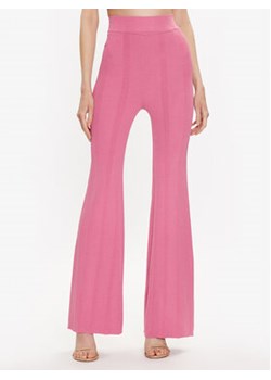 Remain Spodnie materiałowe 500542512 Różowy Regular Fit ze sklepu MODIVO w kategorii Spodnie damskie - zdjęcie 168516321