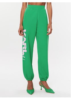 KARL LAGERFELD Spodnie dresowe 235W1052 Zielony Relaxed Fit ze sklepu MODIVO w kategorii Spodnie damskie - zdjęcie 168516452