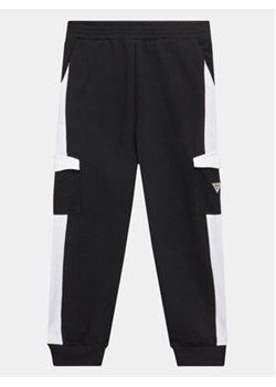 Guess Spodnie dresowe L3YQ12 KA6R3 Czarny Relaxed Fit ze sklepu MODIVO w kategorii Spodnie chłopięce - zdjęcie 168516800