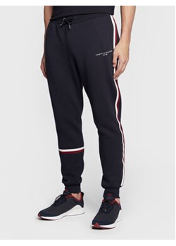 Tommy Hilfiger Spodnie dresowe New Global Stripe MW0MW29461 Granatowy Regular Fit ze sklepu MODIVO w kategorii Spodnie męskie - zdjęcie 168517534