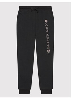 Calvin Klein Jeans Spodnie dresowe Monogram Block Logo IB0IB01013 Czarny Regular Fit ze sklepu MODIVO w kategorii Spodnie chłopięce - zdjęcie 168517674
