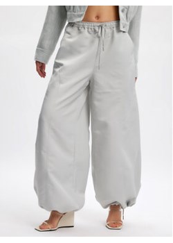 Gestuz Spodnie materiałowe 10908112 Szary Relaxed Fit ze sklepu MODIVO w kategorii Spodnie damskie - zdjęcie 168518502