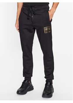 Versace Jeans Couture Spodnie dresowe 75GAAT12 Czarny Regular Fit ze sklepu MODIVO w kategorii Spodnie męskie - zdjęcie 168519611