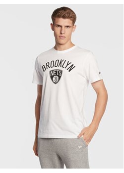 New Era T-Shirt Brooklyn Nets 11530756 Biały Regular Fit ze sklepu MODIVO w kategorii T-shirty męskie - zdjęcie 168519784