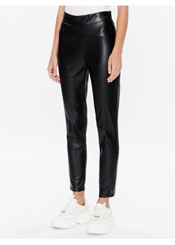 DKNY Spodnie z imitacji skóry P2HKTO61 Czarny Slim Fit ze sklepu MODIVO w kategorii Spodnie damskie - zdjęcie 168519804