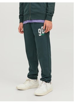 Jack&Jones Junior Spodnie dresowe 12243083 Zielony Relaxed Fit ze sklepu MODIVO w kategorii Spodnie chłopięce - zdjęcie 168521332
