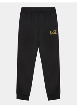 EA7 Emporio Armani Spodnie dresowe 8NBP51 BJ05Z 0200 Czarny Regular Fit ze sklepu MODIVO w kategorii Spodnie chłopięce - zdjęcie 168523223