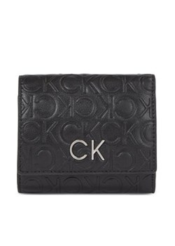 Calvin Klein Portfel damski Re-Lock Trifold Xs Emb K60K611321 Czarny ze sklepu MODIVO w kategorii Portfele damskie - zdjęcie 168524093