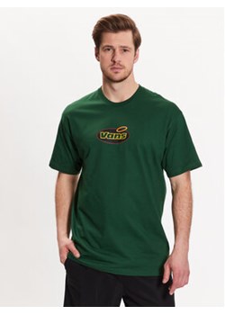 Vans T-Shirt Perfect Halo Ss Tee VN00003P Zielony Regular Fit ze sklepu MODIVO w kategorii T-shirty męskie - zdjęcie 168526360
