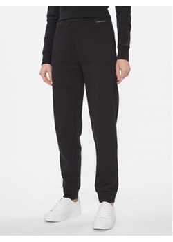 Calvin Klein Spodnie dresowe Metallic Micro Logo Jogger K20K206965 Czarny Regular Fit ze sklepu MODIVO w kategorii Spodnie damskie - zdjęcie 168526502