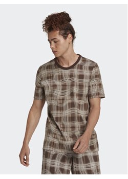 adidas T-Shirt Reveal Allover Print HK2744 Brązowy Regular Fit ze sklepu MODIVO w kategorii T-shirty męskie - zdjęcie 168527551