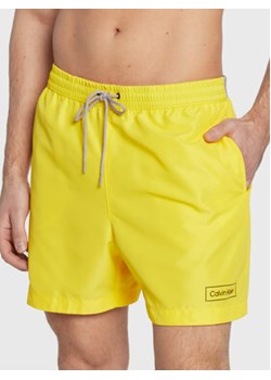 Calvin Klein Swimwear Szorty kąpielowe KM0KM00787 Żółty Regular Fit ze sklepu MODIVO w kategorii Kąpielówki - zdjęcie 168528612
