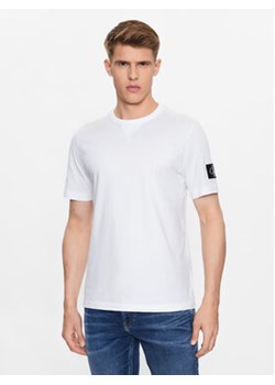 Calvin Klein Jeans T-Shirt J30J323484 Biały Regular Fit ze sklepu MODIVO w kategorii T-shirty męskie - zdjęcie 168528900
