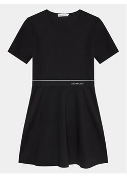 Calvin Klein Jeans Sukienka codzienna Logo Tape IG0IG02310 Czarny Regular Fit ze sklepu MODIVO w kategorii Sukienki dziewczęce - zdjęcie 168529562