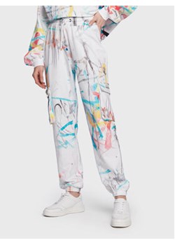 Guess Spodnie dresowe Street Art W3RQ28 K9R31 Kolorowy Slim Fit ze sklepu MODIVO w kategorii Spodnie damskie - zdjęcie 168531460