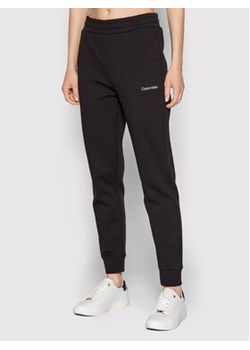 Calvin Klein Spodnie dresowe K20K20442 Czarny Regular Fit ze sklepu MODIVO w kategorii Spodnie damskie - zdjęcie 168531663