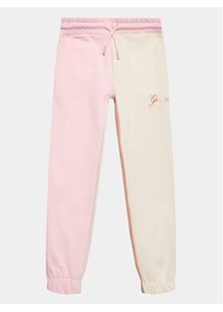 Guess Spodnie dresowe J3YQ12 KA6R3 Kolorowy Relaxed Fit ze sklepu MODIVO w kategorii Spodnie dziewczęce - zdjęcie 168532974