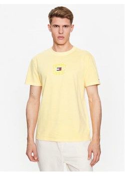 Tommy Jeans T-Shirt Classic Logo DM0DM16227 Żółty Regular Fit ze sklepu MODIVO w kategorii T-shirty męskie - zdjęcie 168533281