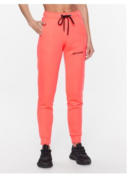 MMC Studio Spodnie dresowe Dora Różowy Relaxed Fit ze sklepu MODIVO w kategorii Spodnie damskie - zdjęcie 168533792