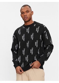 Calvin Klein Jeans Sweter Stacked Logo Aop Sweater J30J325287 Czarny Regular Fit ze sklepu MODIVO w kategorii Swetry męskie - zdjęcie 168534541