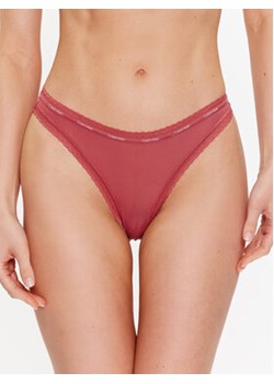 Calvin Klein Underwear Stringi 000QD3763E Różowy ze sklepu MODIVO w kategorii Majtki damskie - zdjęcie 168535261