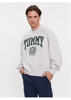 Tommy Jeans Bluza College Graphic DM0DM16804 Szary Boxy Fit ze sklepu MODIVO w kategorii Bluzy męskie - zdjęcie 168535632