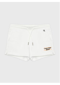 Calvin Klein Jeans Szorty sportowe Hero Logo IG0IG01984 Biały Regular Fit ze sklepu MODIVO w kategorii Spodenki dziewczęce - zdjęcie 168537504