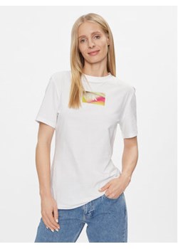 Calvin Klein Jeans T-Shirt Illuminated Box Logo Slim Tee J20J222898 Biały Slim Fit ze sklepu MODIVO w kategorii Bluzki damskie - zdjęcie 168540612