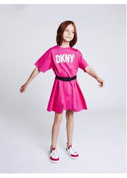 DKNY Sukienka codzienna D32865 S Różowy Regular Fit ze sklepu MODIVO w kategorii Sukienki dziewczęce - zdjęcie 168540843