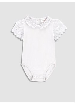 Coccodrillo Body WC3112205HGN Biały Regular Fit ze sklepu MODIVO w kategorii Body niemowlęce - zdjęcie 168542894