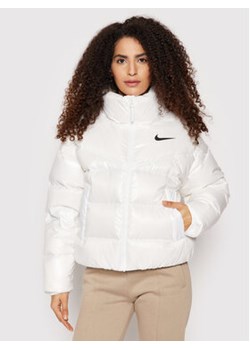 Nike Kurtka puchowa Sportswear Down Fill CU5813 Biały Loose Fit ze sklepu MODIVO w kategorii Kurtki damskie - zdjęcie 168543032