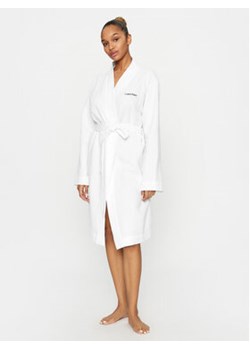 Calvin Klein Underwear Szlafrok 000QS7053E Biały ze sklepu MODIVO w kategorii Szlafroki damskie - zdjęcie 168543210