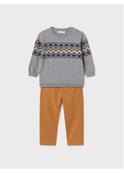 Mayoral Komplet sweter i spodnie materiałowe 2.544 Brązowy Regular Fit ze sklepu MODIVO w kategorii Komplety niemowlęce - zdjęcie 168543934