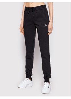 adidas Spodnie dresowe Essentials Fleece GM5547 Czarny Regular Fit ze sklepu MODIVO w kategorii Spodnie damskie - zdjęcie 168545564