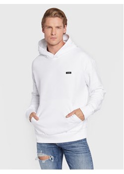 Calvin Klein Bluza K10K110606 Biały Regular Fit ze sklepu MODIVO w kategorii Bluzy męskie - zdjęcie 168546184
