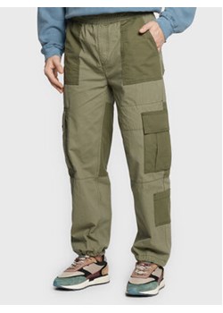 BDG Urban Outfitters Spodnie materiałowe 76141183 Zielony Relaxed Fit ze sklepu MODIVO w kategorii Spodnie męskie - zdjęcie 168547202